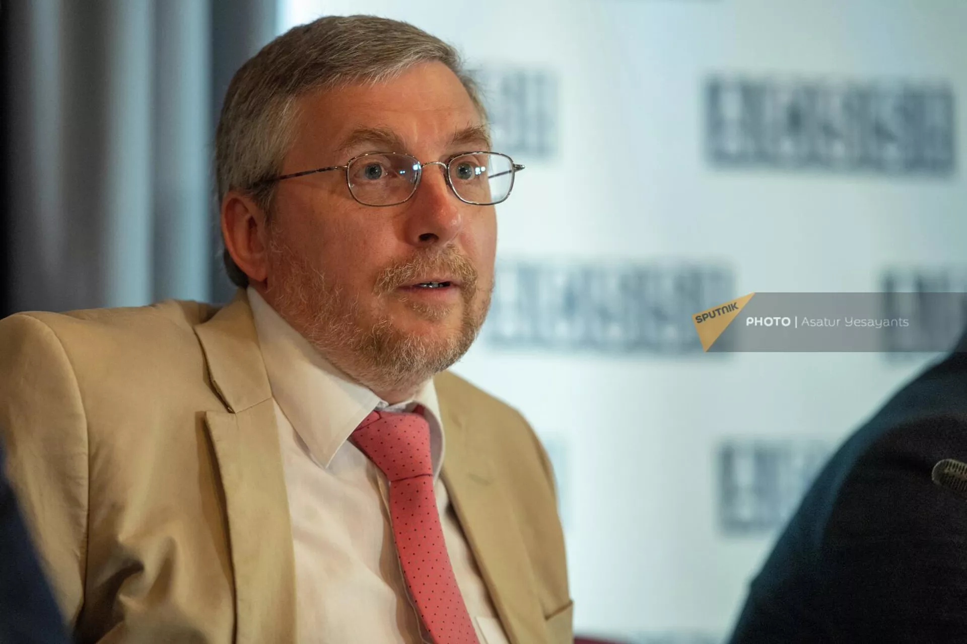Директор центра Центра евразийских исследований ИМИ МГИМО Иван Сафранчук выступает во время круглого стола Противостояние России и Запада на Украине и его влияние на постсоветское пространство (2 июля 2022). Еревaн Директор центра Центра евразийских исследований ИМИ МГИМО Иван Сафранчук выступает во время круглого стола Противостояние России и Запада на Украине и его влияние на постсоветское пространство (2 июля 2022). Еревaн - Sputnik Армения, 1920, 02.07.2022