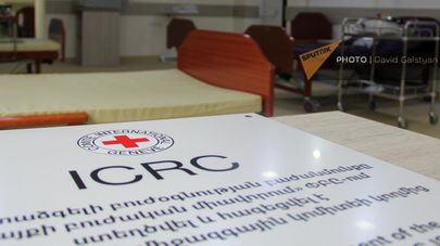 Информационная табличка Международного Красного Креста в отделении неотложной медицинской помощи в больнице Вайка