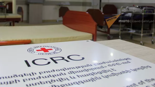 Информационная табличка Международного Красного Креста в отделении неотложной медицинской помощи в больнице Вайка - Sputnik Армения