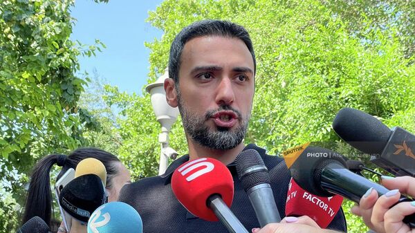 Арам Вардеванян общается с прессой во время акции протеста движения Сопротивление (4 июля 2022). Еревaн - Sputnik Արմենիա