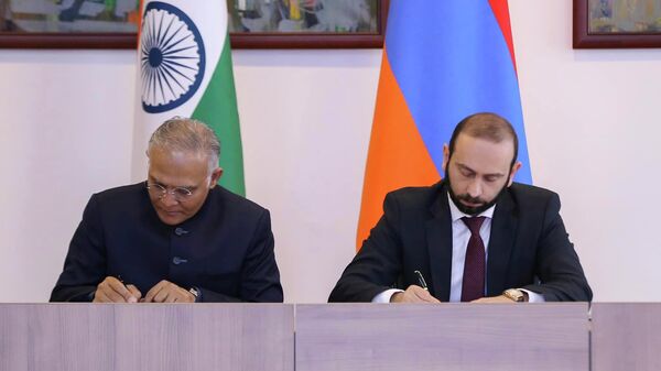 Министр иностранных дел РА Арарат Мирзоян и секретарь западного направления МИД Индии Санджай Верма подписывают Меморандум о взаимопонимании и поддержке (4 июля 2022). Еревaн - Sputnik Армения