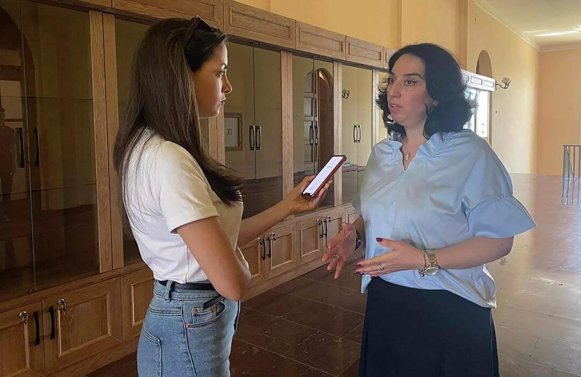 Заведующая отделом арабских стран Института востоковедения НАН, кандидат исторических наук, доцент Лилит Арутюнян (справа) беседует с корреспондентом Sputnik Армения Лилит Демурян Заведующая отделом арабских стран Института востоковедения НАН, кандидат исторических наук, доцент Лилит Арутюнян (справа) беседует с корреспондентом Sputnik Армения Лилит Демурян - Sputnik Армения, 1920, 04.07.2022