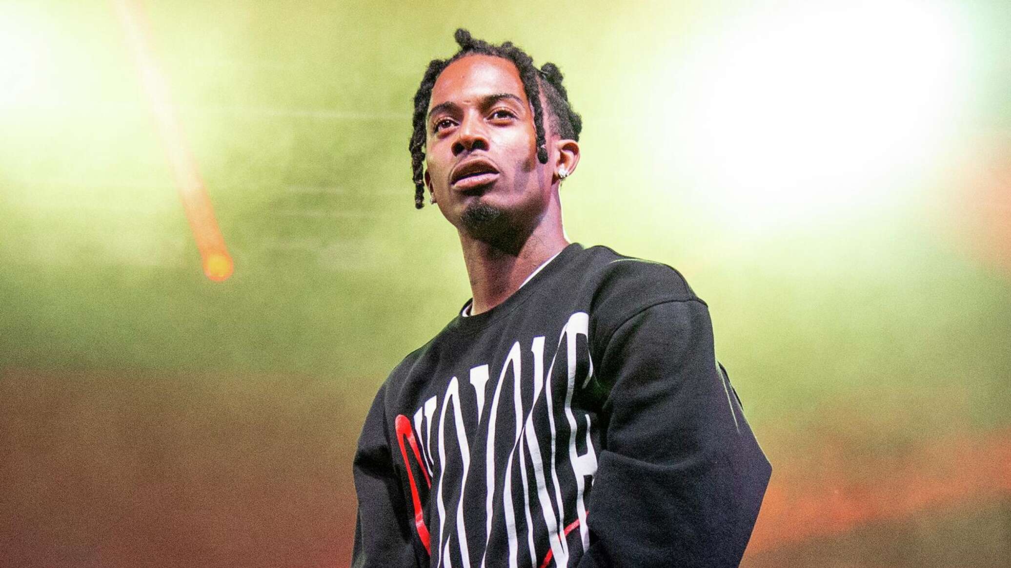 Plaiboi carty. Carti рэпер. VLONE playboicarti. Рэпер с косичками. Раким американский рэпер.