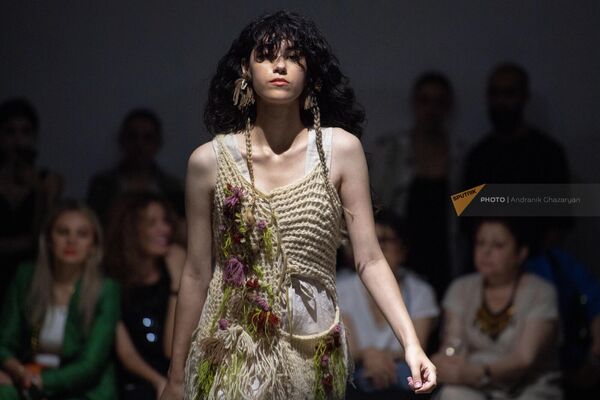 Модель представляет творение из коллекции Вардуи Торосян на Fashion Award - Sputnik Армения