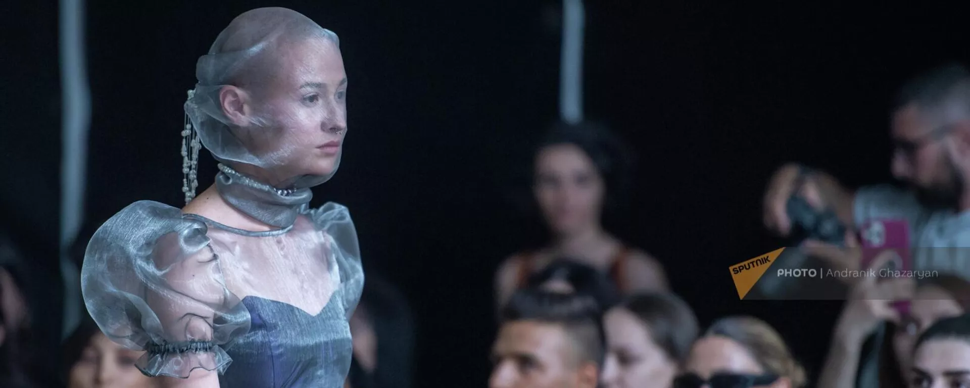 Модель представляет творение из коллекции Марка Петросяна на Fashion Award - Sputnik Армения, 1920, 30.12.2022