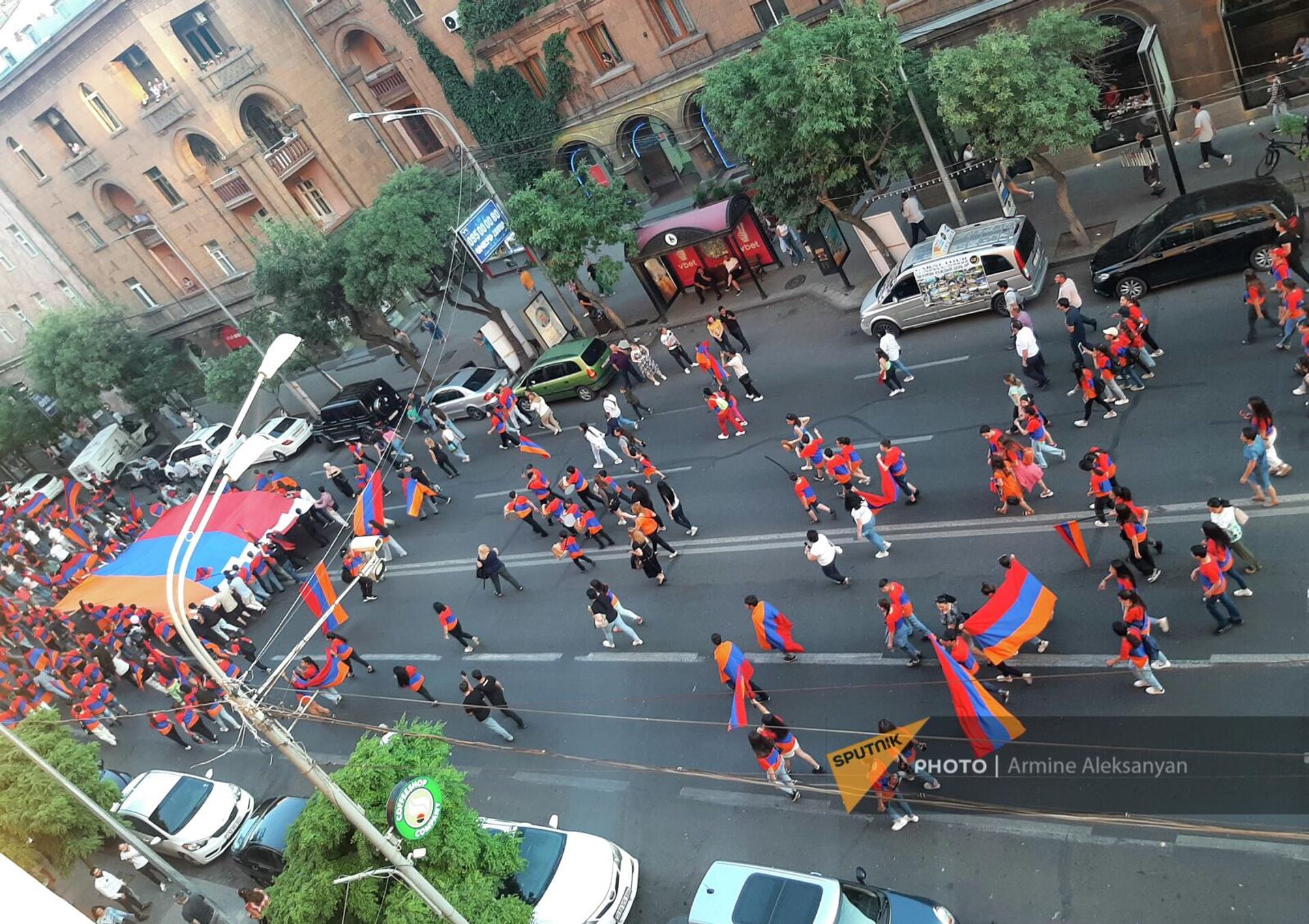 Участники праздничного шествия в День Конституции на улице Амиряна (5 июля 2022). Еревaн - Sputnik Արմենիա, 1920, 05.07.2022