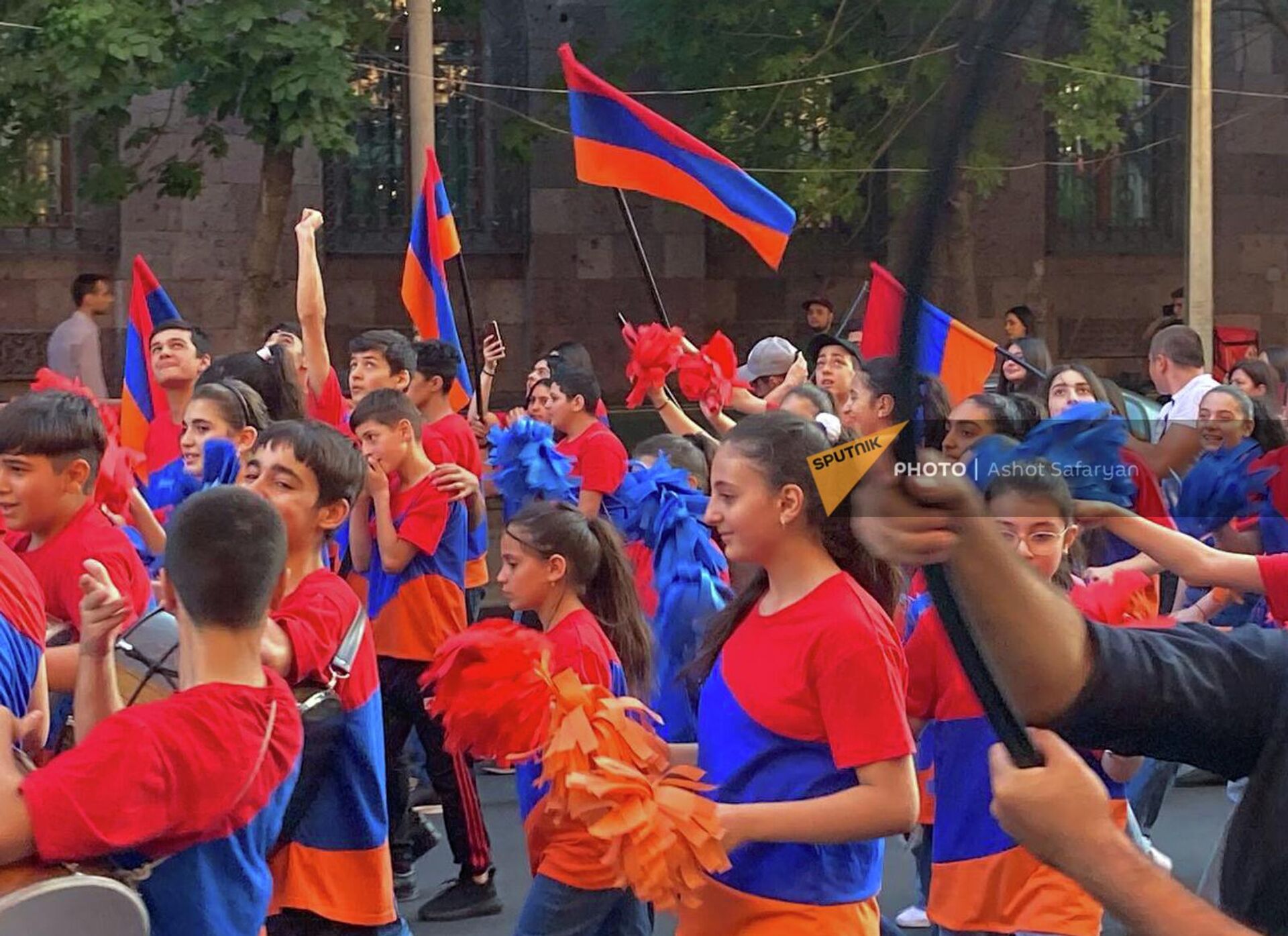 Участники праздничного шествия с армянскими флагами в День Конституции (5 июля 2022). Еревaн - Sputnik Արմենիա, 1920, 05.07.2022