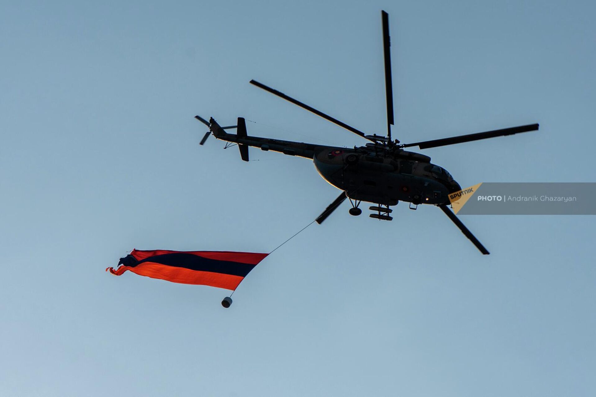 Вертолет с армянским триколором совершает облет над столицей в День Конституции (5 июля 2022). Еревaн - Sputnik Արմենիա, 1920, 05.07.2022