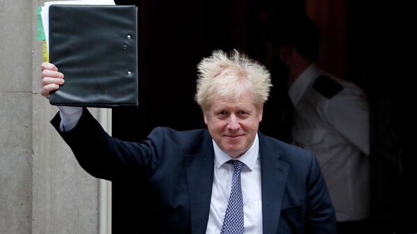 Премьер-министр Великобритании Борис Джонсон у своей резиденции на Даунинг-стрит в Лондоне - Sputnik Արմենիա