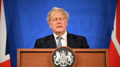 Премьер-министр Великобритании Борис Джонсон выступает на пресс-конференции на Даунинг-стрит в Лондоне