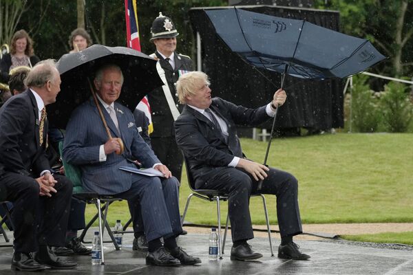 Արքայազն Չարլզը և վարչապետ Բորիս Ջոնսոնը թաքնվում են անձրևից, Մեծ Բրիտանիայի ոստիկանության հուշահամալիրի բացման ժամանակ - Sputnik Արմենիա
