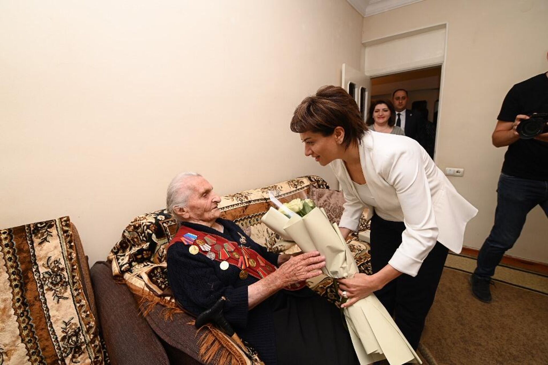Супруга премьер-министра Анна Акопян навестила 100-летнюю бабушку Аршалуйс (7 июля 2022). Каджаран - Sputnik Армения, 1920, 07.07.2022