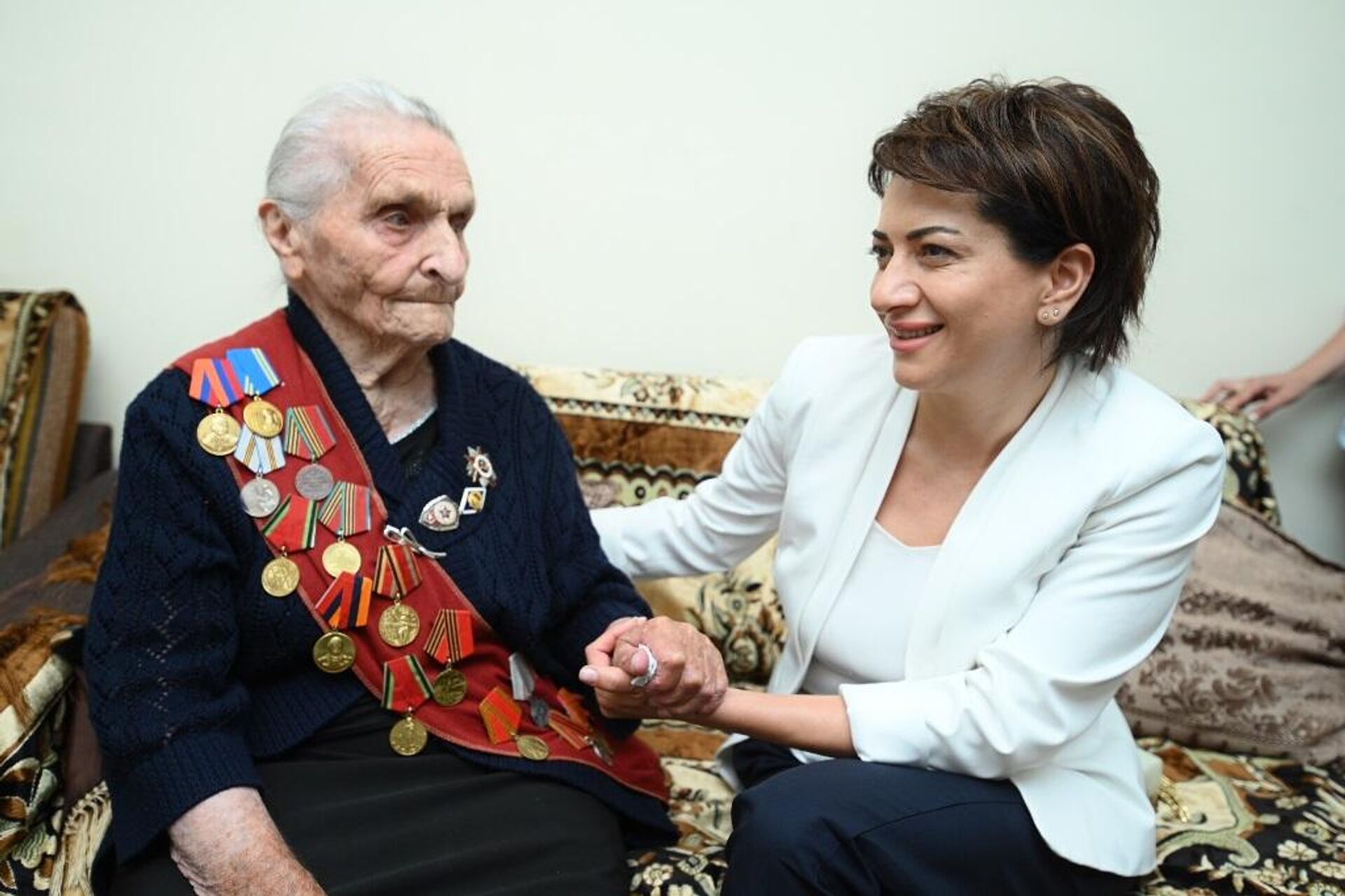 Супруга премьер-министра Анна Акопян навестила 100-летнюю бабушку Аршалуйс (7 июля 2022). Каджаран - Sputnik Армения, 1920, 07.07.2022