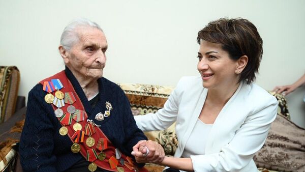 Աննա Հակոբյանը մեդալ է հանձնել Հայրենական մեծ պատերազմի վետերան 100-ամյա Արշալույս տատին - Sputnik Արմենիա