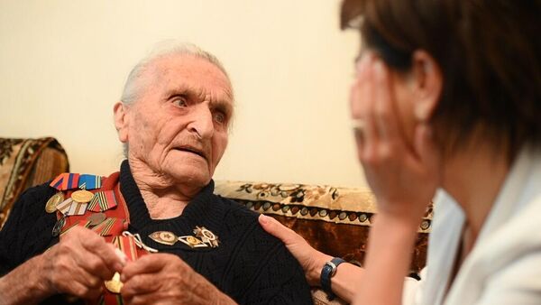 Супруга премьер-министра Анна Акопян навестила 100-летнюю бабушку Аршалуйс (7 июля 2022). Каджаран - Sputnik Армения