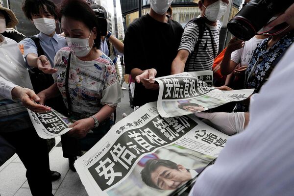 Дополнительные выпуски газеты Yomiuri Shimbun с сообщением о том, что бывший премьер-министр Японии Синдзо Абэ был застрелен - Sputnik Армения
