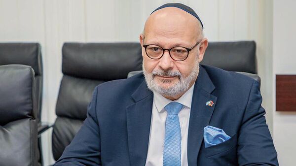 Новоназначенный посол Израиля в Армении Йоэль Лион (резиденция в Иерусалиме) на встрече с министром здравоохранения Армении (30 июня 2022). Еревaн - Sputnik Армения