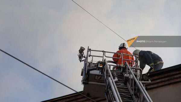 Пожарные работают на месте возгорания крыши жилого здания (11 июля 2022). Еревaн - Sputnik Армения