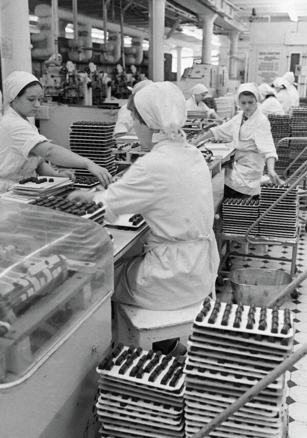 Շոկոլադե կոնֆետների արտադրության հոսքագիծը «Красный Октябрь» գործարանում - Sputnik Արմենիա