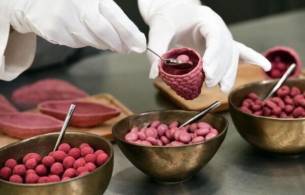 Розовый шоколад, полученный без добавления ягод, ароматизаторов и красителей, на бельгийской фабрике Barry Callebaut в Леббеке-Визе. - Sputnik Армения
