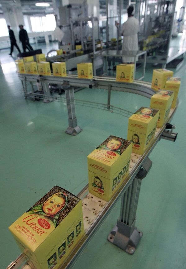«Красный Октябрь» ընկերության արտադրական բաժնի շոկոլադե կոնֆետների փաթեթավորման արտադրամասում - Sputnik Արմենիա