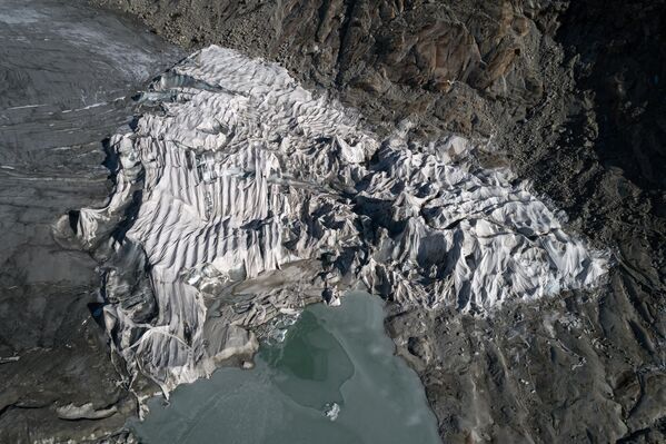 Несмотря на сильный снегопад и прохладное лето, швейцарские ледники в 2021 году потеряли 1% своего объема - Sputnik Армения