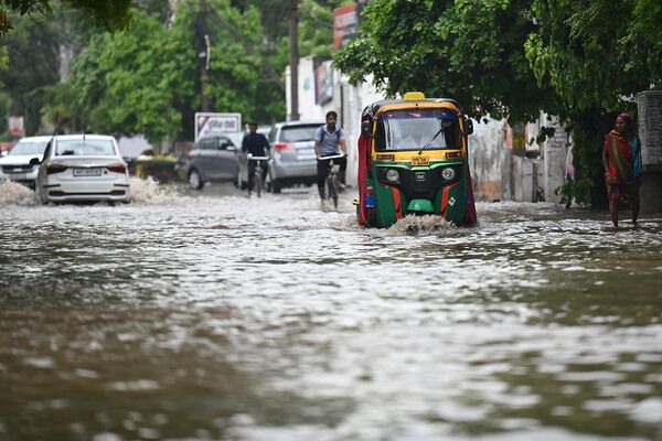 Տեղատարափ անձրևներ Հնդկաստանի Ֆարիդաբադում. տրանսպորտային միջոցներն անցնում են ջրածածկ փողոցով - Sputnik Արմենիա