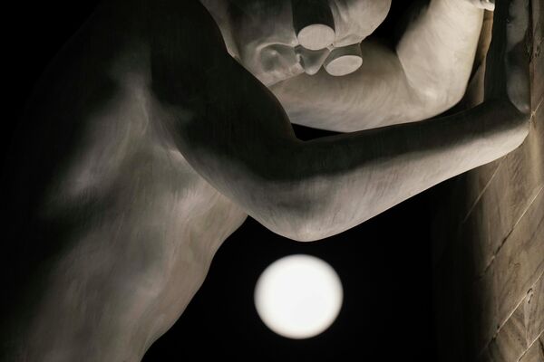 Полная луна восходит над скульптурой &quot;Мистер Арбитриум&quot; авторства итальянского художника Эмануэле Джаннелли. Милан - Sputnik Армения