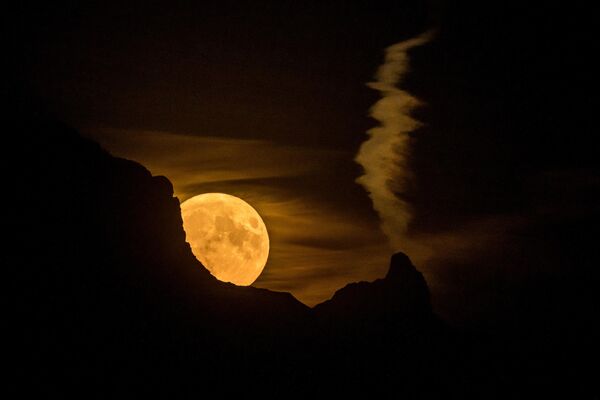 Полная луна восходит за горой в Швейцарских Альпах. Вид из Шексбра, западная Швейцария. - Sputnik Армения