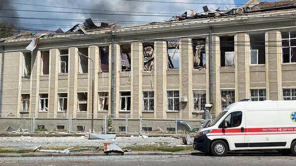 Машина скорой помощи у здания, поврежденного в результате обстрела (14 июля 2022). Винница - Sputnik Армения