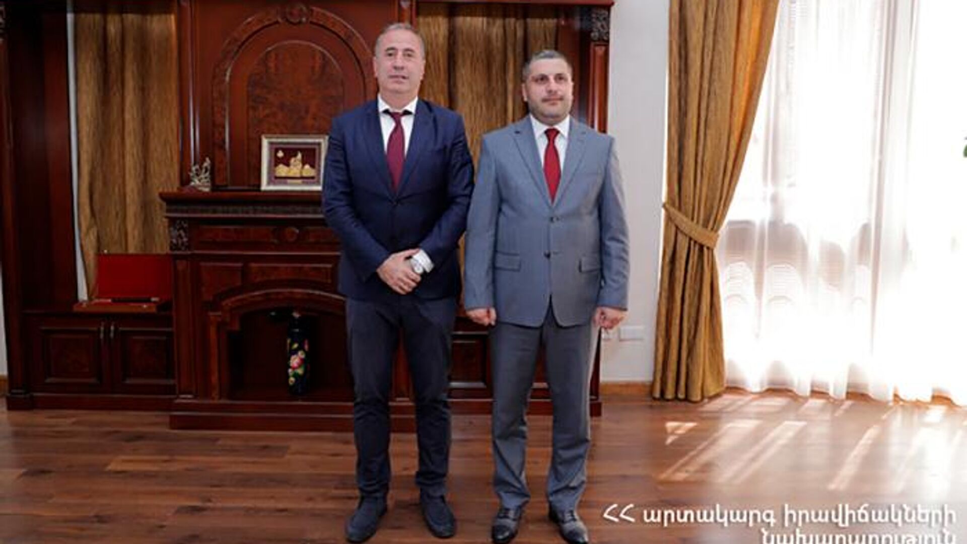 Արտակարգ իրավիճակների նախարար Արմեն Փամբուխչյանն ընդունել է Հայաստանի Հանրապետությունում Վրաստանի դեսպանության գործերի ժամանակավոր հավատարմատար Իրակլի Կվանճախաձեին Արտակարգ իրավիճակների նախարար Արմեն Փամբուխչյանն ընդունել է Հայաստանի Հանրապետությունում Վրաստանի դեսպանության գործերի ժամանակավոր հավատարմատար Իրակլի Կվանճախաձեին - Sputnik Արմենիա, 1920, 15.07.2022