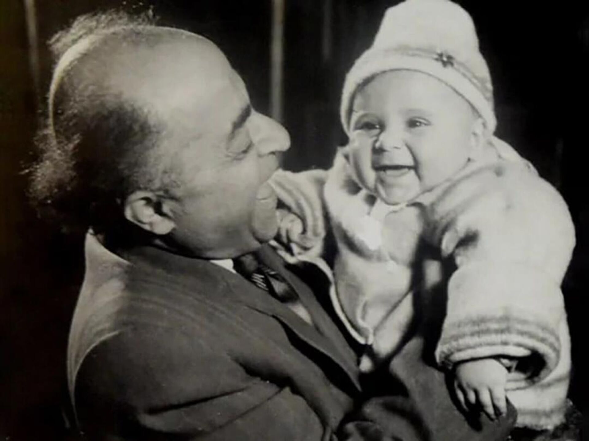 Актер и театральный режиссер Вардан Аджемян с внуком (1956 год) - Sputnik Армения, 1920, 16.07.2022