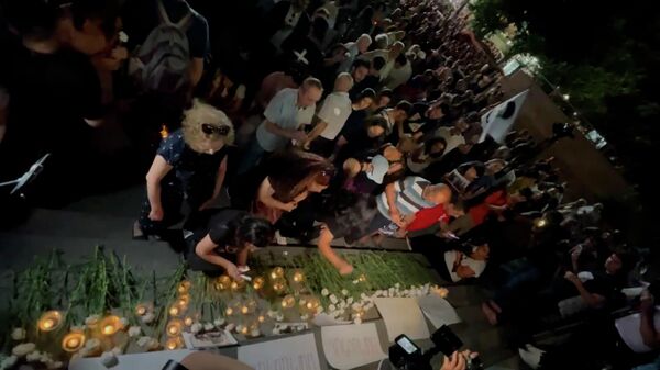 «Դիմադրություն» շարժման մասնակիցները Արմեն Գրիգորյանի հիշատակին մոմեր վառեցին դատարանի աստիճաններին - Sputnik Армения
