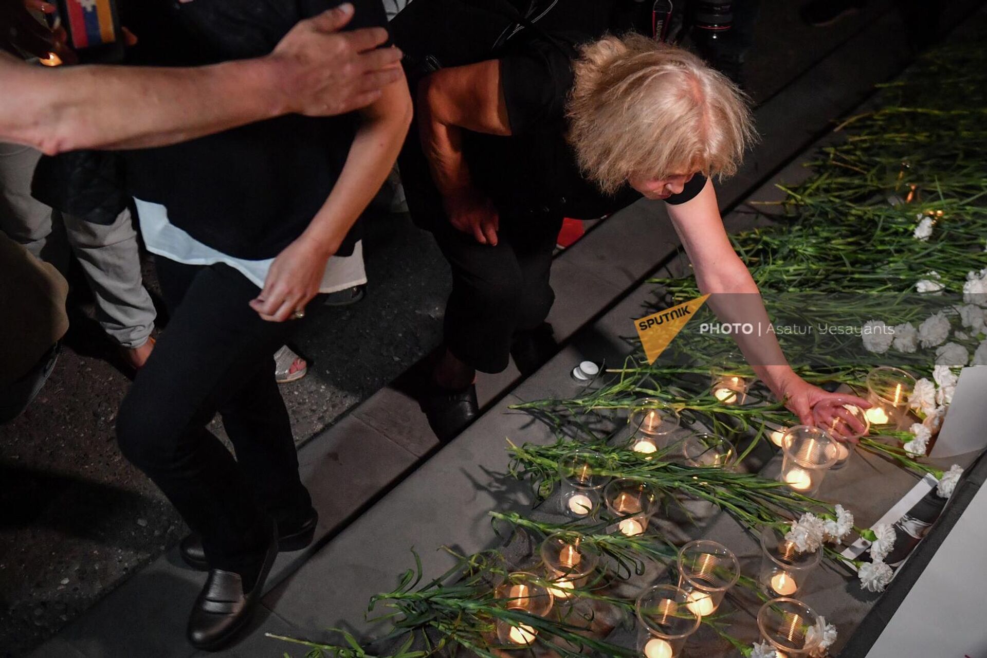 Участники митинга зажгли свечи в память об умершем в зале суда Армене Григоряне (15 июля 2022). Еревaн - Sputnik Армения, 1920, 15.07.2022