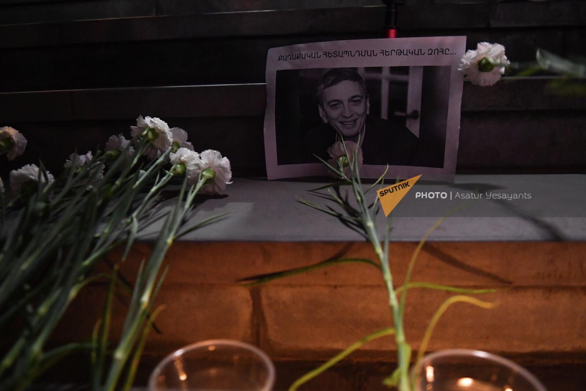 Участники митинга зажгли свечи и возложили цветы в память об умершем в зале суда Армене Григоряне (15 июля 2022). Еревaн - Sputnik Армения, 1920, 15.07.2022