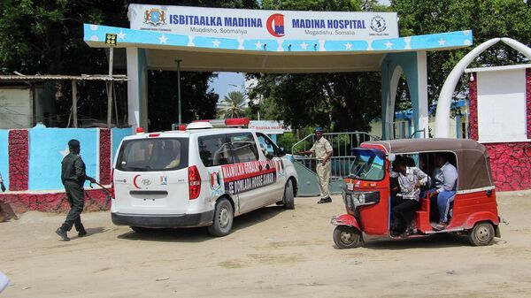 Машина скорой помощи, перевозящая раненых у входа в больницу Медина в Могадишо - Sputnik Армения
