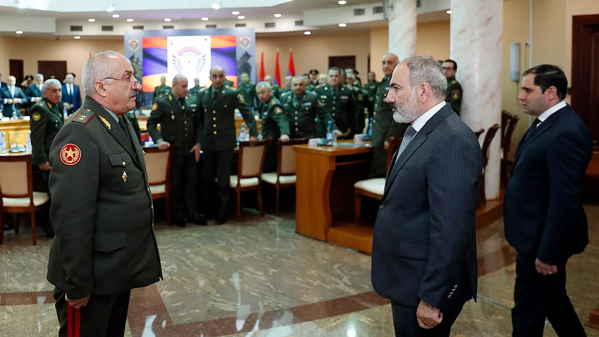 Премьер-министр Никол Пашинян представил высшему офицерскому составу ВС РА новоназначенного начальника Генштаба ВС, первого заместителя министра обороны Эдварда Асряна (18 июля 2022). Еревaн Премьер-министр Никол Пашинян представил высшему офицерскому составу ВС РА новоназначенного начальника Генштаба ВС, первого заместителя министра обороны Эдварда Асряна (18 июля 2022). Еревaн - Sputnik Армения, 1920, 18.07.2022