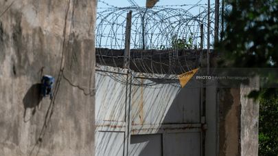 Колючая проволока на ограждении женской колонии