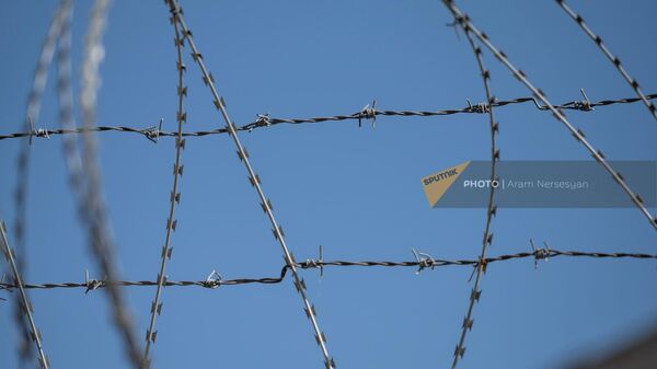 Колючая проволока на ограждении колонии - Sputnik Армения