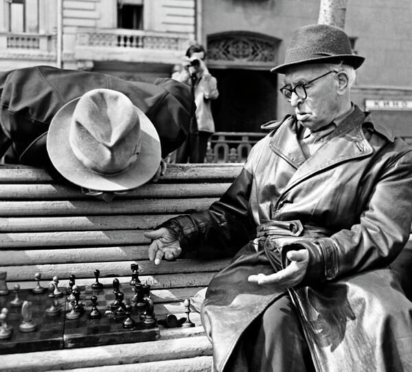 Пенсионеры играют в шахматы на скамейке в сквере, Москва, 1969 год. - Sputnik Армения