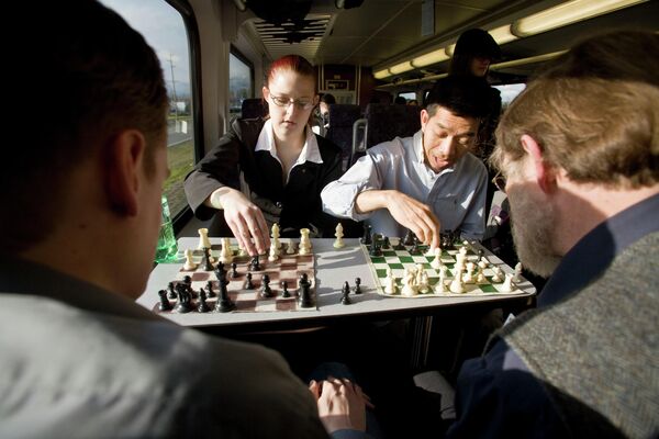Пассажиры поезда играют в шахматы, США, 2008 год. - Sputnik Армения