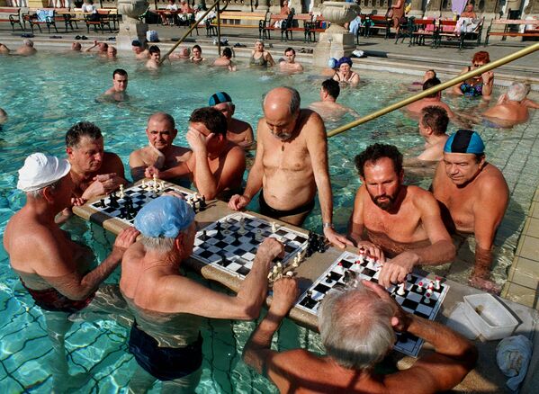 Люди во время игры в шахматы в бассейне в Будапеште, 2000 год. - Sputnik Армения