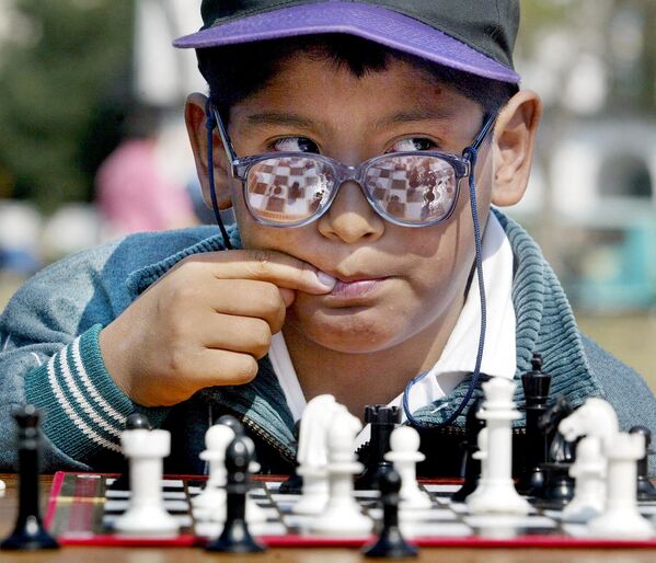 Юный аргентинец обдумывает ход в играх &quot;Шахматы против насилия&quot;, Буэнос Айрес, 2002 год. - Sputnik Армения