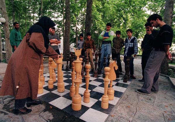 Люди во время игры в большие шахматы на улице в Тегеране, 1997 год. - Sputnik Армения