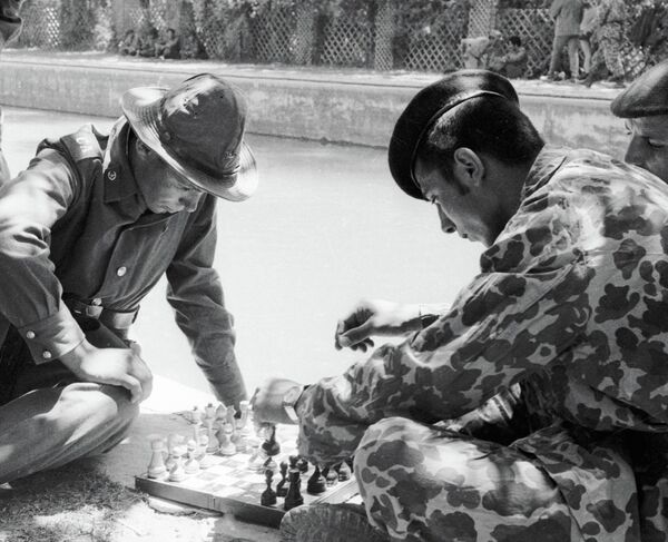 Военнослужащие СССР и ДРА играют в шахматы, Афганистан, 1981 год. - Sputnik Армения