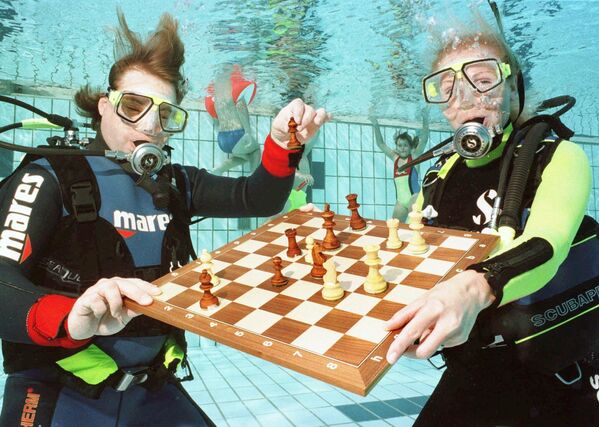 Преподаватели дайвинга школы &quot;Адреналин&quot; играют в шахматы в бассейне, Нюрнберг, 1997 год. - Sputnik Армения