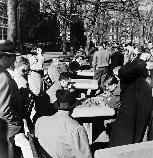Люди во время игры в шахматы в парке в Нью-Йорке, 1960-ые годы. - Sputnik Армения