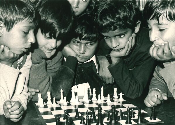 Дети мигрантов учатся играть в шахматы в Австралии, 1970-ые годы. - Sputnik Армения