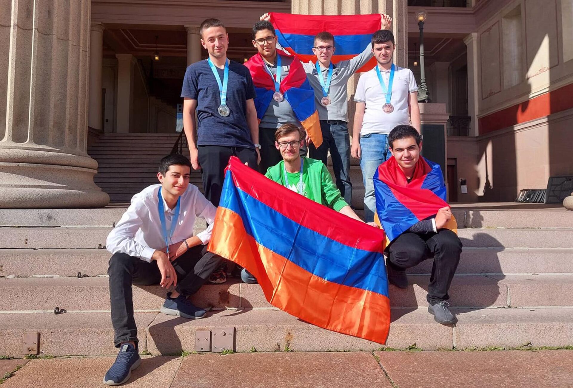 Армянские школьники завоевали 2 серебряные и 4 бронзовые медали на 63-й Международной олимпиаде по математике в Норвегии - Sputnik Արմենիա, 1920, 19.07.2022