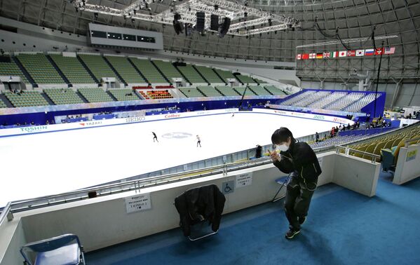 Юдзуру Ханю на тренировке перед турниром NHK Trophy в Осаке - Sputnik Армения